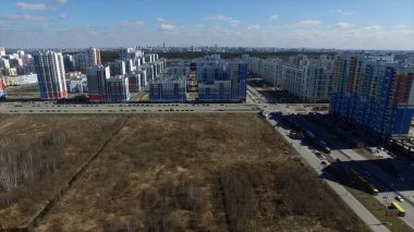 Kentsel gelişim. Görüntüleri. Yerleşim alanı akademik, yeni binalar. Ekaterinburg, Rusya Federasyonu. Uçan bir kamera tarafından havadan çekim