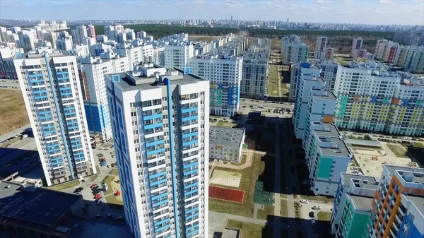 도시 개발입니다. 영상입니다. 주거 지역 학문, 새로운 건물입니다. 예카테린부르크, 러시아입니다. 공중에서 비행 카메라 촬영 — 스톡 사진