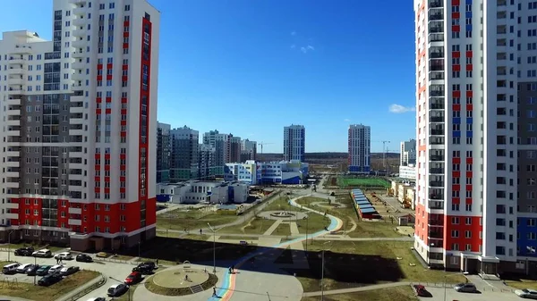 Stadtentwicklung. Filmmaterial. Wohngebiet akademischen, neue Gebäude. Jekaterinburg, Russland. Aufnahmen aus der Luft durch eine fliegende Kamera — Stockfoto