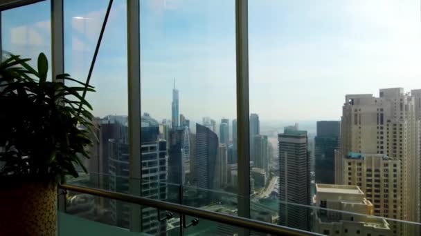 Horizonte panorámico y edificios desde ventana de cristal. Acciones. Magnífica vista de la ciudad desde el apartamento — Vídeo de stock