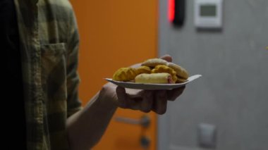 Altay Dağları, havadan görünümü güzel vadide. Dağ Tayga, bulutlar, Altay dağlarında