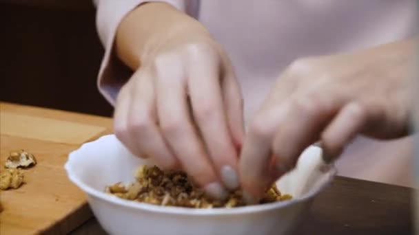 Großaufnahme von Kartoffelchips aus der Dose auf dem Tisch vor verschwommenem Hintergrund. Archivmaterial. Hand nimmt köstlichen Snack, Konzept der ungesunden Ernährung. — Stockvideo