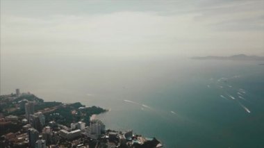 Eğlence Parkı yeşil ağaçların yakınındaki yaz, havadan görünümü. Küçük. Güzel eğlence parkı insanlarla, havadan görünümü