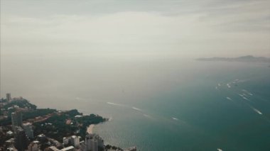 Eğlence Parkı yeşil ağaçların yakınındaki yaz, havadan görünümü. Küçük. Güzel eğlence parkı insanlarla, havadan görünümü