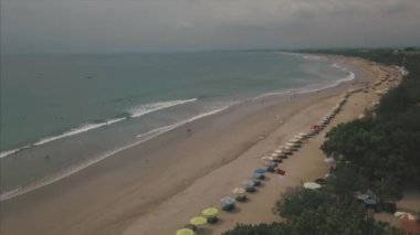 Eğlence Parkı havadan çekim gece şehir ışıkları. Küçük. Havadan görünümü güzel dönme dolap ön arka plan aydınlatma yaz gece hareketli