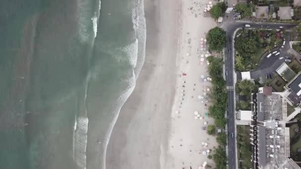 Sommer, Luftaufnahme des Freizeitparks in der Nähe der grünen Bäume. Clip. schöner Vergnügungspark mit Menschen, Luftaufnahme — Stockvideo