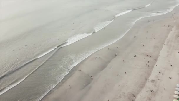 Amusement Park antenne Shot nacht stadslichten. Clip. Luchtfoto voorzijde van mooie reuzenrad verplaatsen in de achtergrondverlichting van de zomeravond — Stockvideo