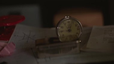 Vintage natürmort eski cep saati ile. Hisse senedi. Ofis Büro çeşitli aksesuar ve antika saat