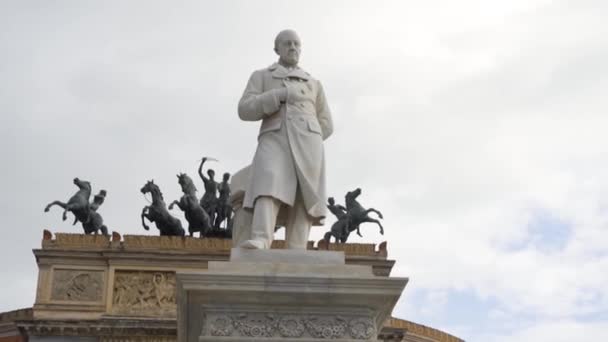 Monument in de buurt van de Arc de Triomphe in Europa. Voorraad. — Stockvideo