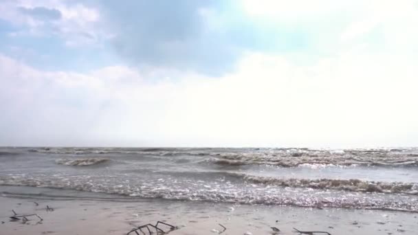 Bewölkt mit Meer und Strand in tropischen. Filmmaterial. Strand und Meer mit Welle. Wellen des Meeres an einem bewölkten Tag. Zeitlupe — Stockvideo