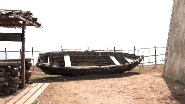 Eski paslı ahşap tekne. Terk edilmiş bir kumsalda kayık. Video. Gemi plajındaki