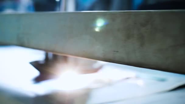 Industriekonzept: Schweißen von Metall, Arbeiter in Helmreparatur Detail. Aktien. männliche Arbeiter mit Bauhandschuhen und Maske Schweißen Metallkonstruktion, blauer Schweißlichtbogen. Konzept der Manufaktur. — Stockvideo