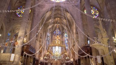 Avrupa 'da kilise güzel zengin dekore iç. Stok. Vitray pencereli manastır Şapeli kemerli sütunlar