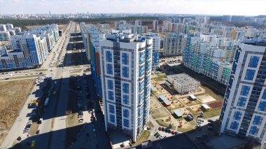 Havadan görünümü apartmanın üzerinde. Görüntüleri. Dron tarafından yakalanan bir daire havadan görünümü