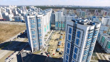 Havadan görünümü apartmanın üzerinde. Görüntüleri. Dron tarafından yakalanan bir daire havadan görünümü