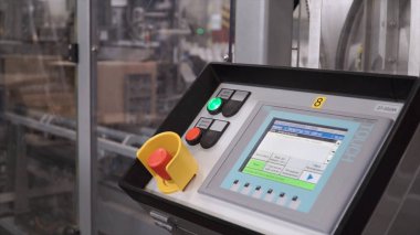 Bilgisayar kontrollü konveyör bant. Küçük. Denetim Masası sanayi Cnc Makine Fabrikası. Bilgisayar donanımları Fabrikası'nda. Endüstri/sanayii donatımı. Üretim ekipmanları. Paket üzerinde paketlenmiş gıda