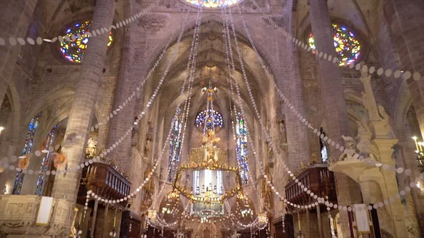 Avrupa 'da kilise güzel zengin dekore iç. Stok. Vitray pencereli manastır Şapeli kemerli sütunlar
