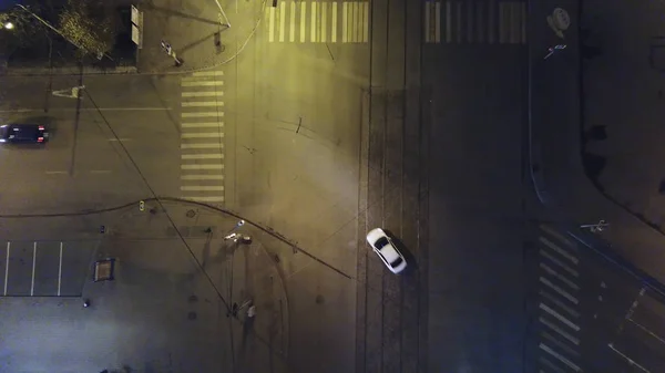 夜间街道交叉通的垂直上角鸟图。空中, 垂直-夜间交通. — 图库照片