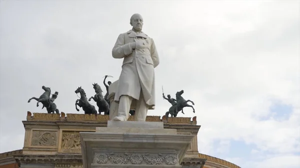 Monumento perto do Arco do Triunfo na Europa. Existências . — Fotografia de Stock