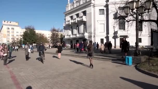 Rússia, Ekaterinburg, 15 de junho de 2018: Rua cheia de uma multidão anônima muito ocupada. Filmagem em câmara lenta. Grande multidão de pessoas andando em uma grande rua da cidade. Multidão anónima. Durante o dia . — Vídeo de Stock