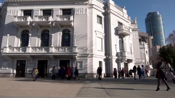 Rusya, Ekaterinburg, 15 Haziran 2018: Street çok meşgul bir anonim kalabalık ile dolu. Ağır çekim görüntüleri. Büyük bir şehirde sokak yürüyüş insanların büyük kalabalık. Anonim kalabalık. Gündüz. — Stok video