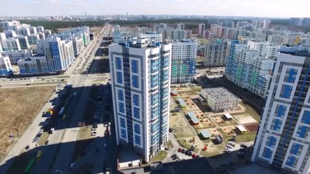 Vue aérienne sur l'immeuble. Des images. Vue aérienne d'un appartement capturé par un drone — Video