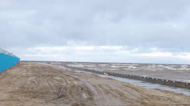 Schäumende Wellen während eines Sturms. Regentag. Video. Sturm auf dem Meer. Die Wellen rollen über einen Kieselsteinstrand. Zeitlupe. Meerwasser. Welle. eine Sturmwarnung. — Stockvideo