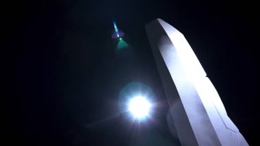 sokakta geceleri sokak lambası. Geceleri sokak ışık bir projektör. Sanat sokakta bokhe ile arka plan gece zaman bulanık.