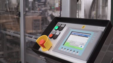 Denetim Masası Elektrik aygıtlar ile teknik ekranda. Küçük. Elektrik kontrol paneli. Otomatik satır besleme üretimi için iç. Otomatik üretim makine ekipman kontrol paneli