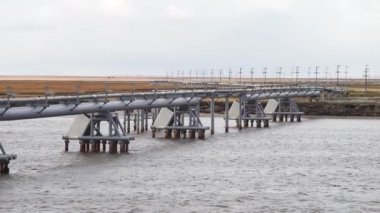 Kanal su yolu suyolu kırsalında su boru ile su kaynaklarının. bir nehir su pompası. Çelik boru dağıtım sulama sistemi için. Video.