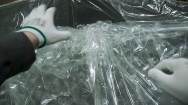 Şişe üzerinde ilk kişi görünümü. Küçük. Endüstriyel üretim plastik pet şişe. Satır şişeleme tesisi, boş plastik şişe. Üretim satırında boş plastik şişe