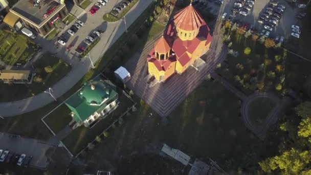 Luftaufnahme einer christlichen Kirche aus roten Ziegeln. Video. — Stockvideo