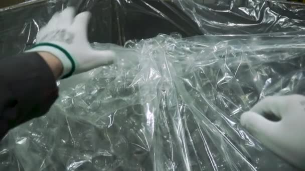 Eerste persoonsmening op fles. Clip. Industriële productie van plastic pet flessen. Rijen van lege plastic flessen op de bottelinstallatie. Lege plastic flessen op een productielijn — Stockvideo