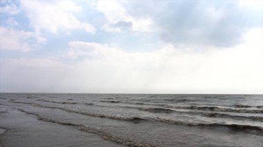 Panoramik deniz dalgaları ve bulutlu gökyüzü arka plan ile. Bulutlu fırtınalı denizde ve yavaş dalgalar. Deniz ve bulutlar.