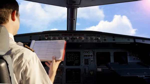 Piloto no cockpit de uma pequena aeronave comercial acima de uma paisagem rural, fundo céu nublado. Pilotos no cockpit durante um voo comercial. Pequeno motor turbo duplo visão cockpit avião — Fotografia de Stock