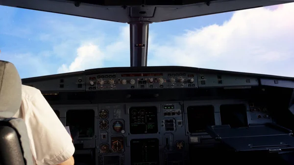 Pilot i cockpiten på ett litet kommersiella flygplan ovanför en landsbygdens landskap, molnig himmel bakgrund. Piloter i cockpit under en kommersiell flygning. Liten twin turbo motor flygplan cockpit-vyn — Stockfoto