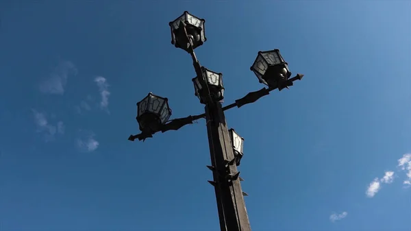 Post vintage luz com fundo azul do céu. Rua lâmpada ao ar livre — Fotografia de Stock