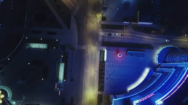 Вид з повітря на нічну міську вулицю. Вид зверху на перехрестя, руфтопи та освітлені вулиці — стокове фото