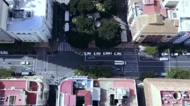 Hava görünümünü kentsel kentsel yollar birbirlerine geçiş gösterilen kesişim doğru yol trafik yol ve trafik ışıkları üzerinde sürüş. Hisse senedi. Kavşak ve yollar, hava şehir manzaralı evler