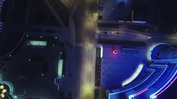 Vue aérienne sur la rue nocturne de la ville. Vue du dessus de l'intersection, des toits et des rues éclairées — Video