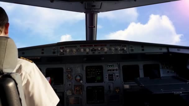 En cabina, un avión sobrevolando las nubes. Vista desde la cabina en el cielo durante el vuelo — Vídeo de stock