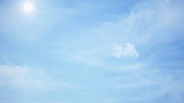 Nuages avec soleil de l'après-midi. Animation des nuages dans le ciel bleu — Photo