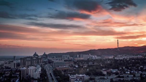 Panorama da paisagem da cidade com belo pôr do sol à noite, céu e fundo da montanha. Belo pôr-do-sol dourado. Existências — Vídeo de Stock