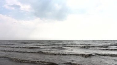 Güneş ve mavi gökyüzü ile dalgalar deniz. Portakal Plajı ve bulutlu mavi gökyüzü masmavi sakin deniz. Düşük açılı, geniş görüş düz ön. güzel dalgalar deniz. Video