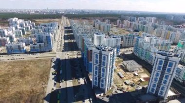 Havadan görünümü yeni yaşam bölgesi üzerinde. Şehir sınırlarının hemen dışında konut evler mahallede hava görünümünü. Görüntüleri