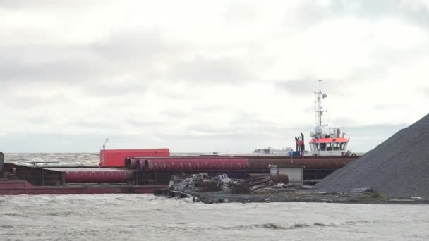 Solnedgången vid havet med segling fraktfartyg, vacker utsikt. Video. Mörka grumlig stormig himmel med fartyg och vågor i havet. Cargo. Bogserbåt, flytande kran, torr lastfartyg, pråm och annan infrastruktur av — Stockvideo