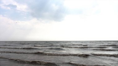 Güneş ve mavi gökyüzü ile dalgalar deniz. Portakal Plajı ve bulutlu mavi gökyüzü masmavi sakin deniz. Düşük açılı, geniş görüş düz ön. güzel dalgalar deniz. Video