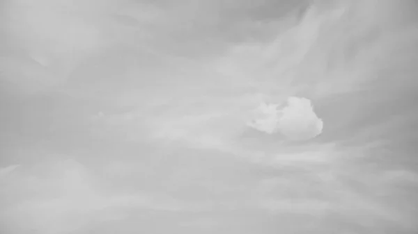 Witte wolken vliegen blauwe hemel time-lapse. Donkere wolken zich snel op de kijker. Cumulus wolken hemel timelapse snel te vliegen. Abstracte wolken vliegen, bewegen, lopen, — Stockfoto