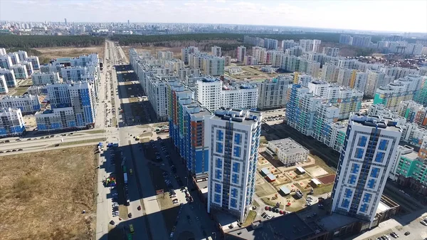 Havadan görünümü yeni yaşam bölgesi üzerinde. Şehir sınırlarının hemen dışında konut evler mahallede hava görünümünü. Görüntüleri