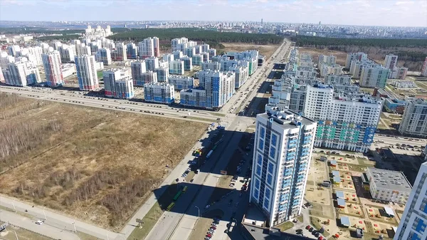 Havadan görünümü yeni yaşam bölgesi üzerinde. Şehir sınırlarının hemen dışında konut evler mahallede hava görünümünü. Görüntüleri